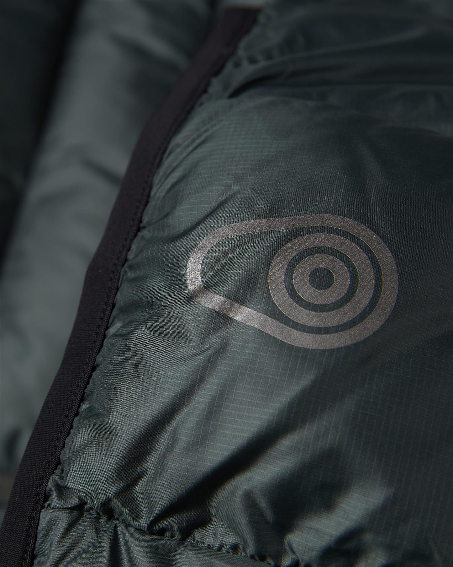 Sail Racing Spray Hybrid Down Hood – Mørkegrønn