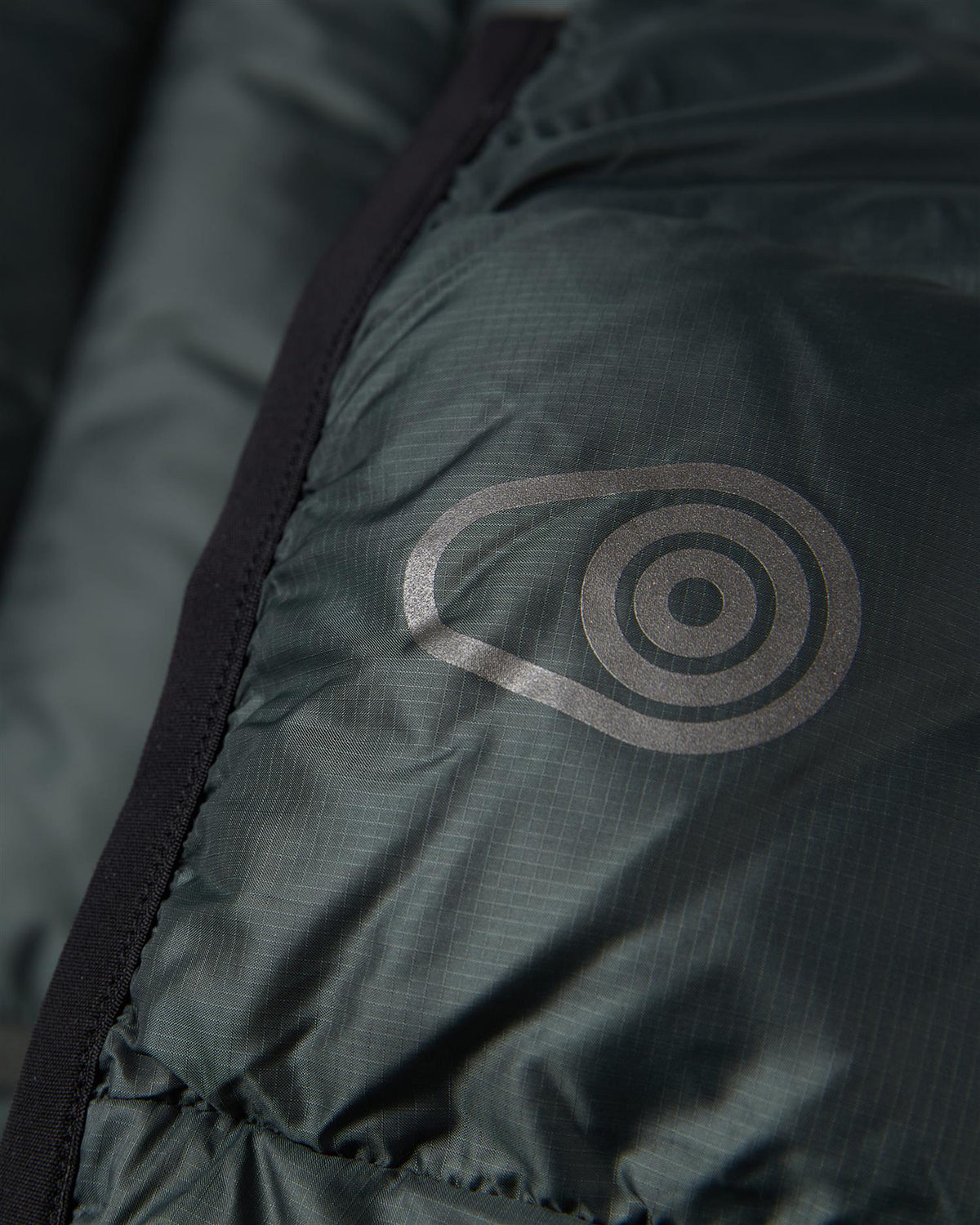 Sail Racing Spray Hybrid Down Hood – Mørkegrønn