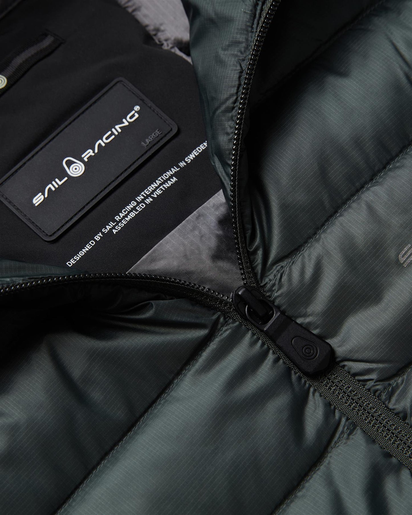 Sail Racing Spray Hybrid Down Hood – Mørkegrønn
